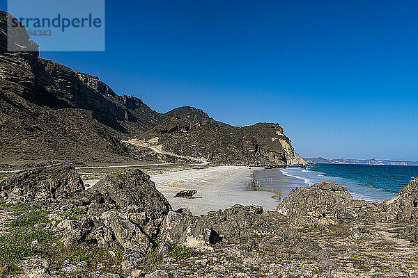 Oman  Dhofar  Salalah  Fazayah Beach mit Küstenfelsen im Vordergrund
