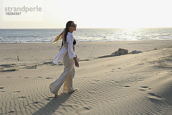 Junge Frau läuft auf Sanddüne am Strand  Patara  Türkei
