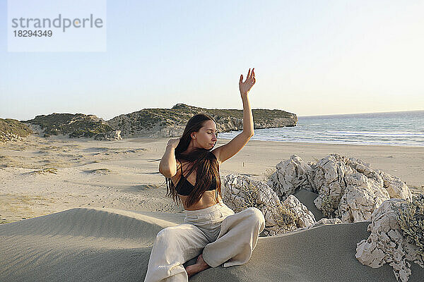 Junge Frau posiert im Sand am Strand von Patara  Türkei