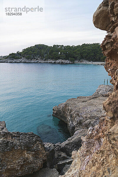 Spanien  Balearen  felsige Küste von Cala Saladeta