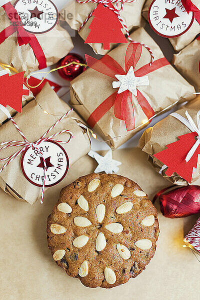 Traditioneller Dundee-Kuchen und verpackte Weihnachtsgeschenke