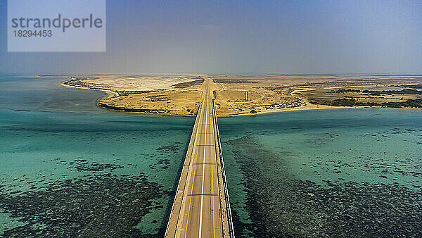 Saudi-Arabien  Provinz Jazan  Luftaufnahme einer Brücke  die zwei Inseln im Archipel der Farasan-Inseln verbindet
