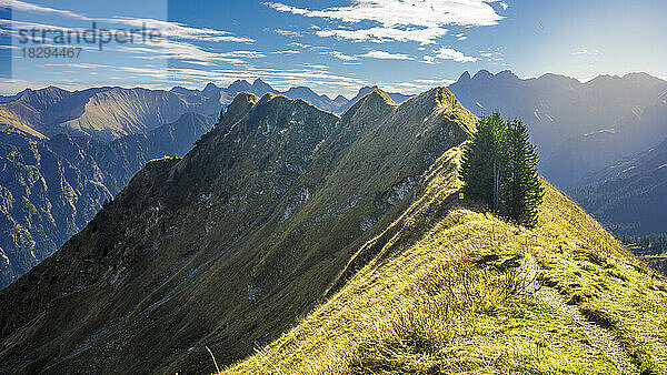 Malerische Aussicht auf die Schlappoldkopf-Gipfel an sonnigen Tagen