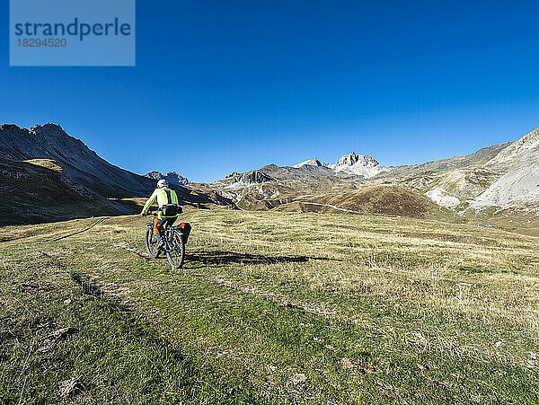 Älterer Mann fährt Mountainbike auf Weg  Nationalpark Vanoise  Frankreich