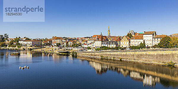 Frankreich  Nouvelle-Aquitaine  Bergerac  Fluss Dordogne mit alten Stadtgebäuden im Hintergrund