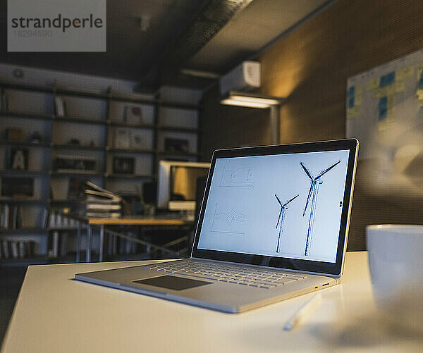 Laptop mit Design einer Windkraftanlage auf dem Schreibtisch