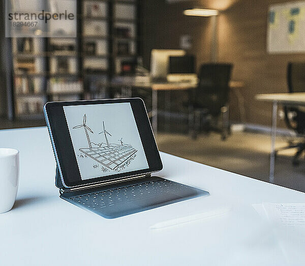 Tablet-PC mit Design von Sonnenkollektoren und Windkraftanlagen