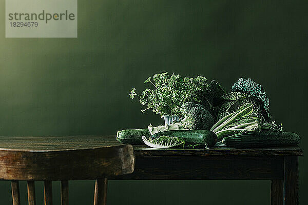 Grünes frisches Gemüse auf dem Tisch