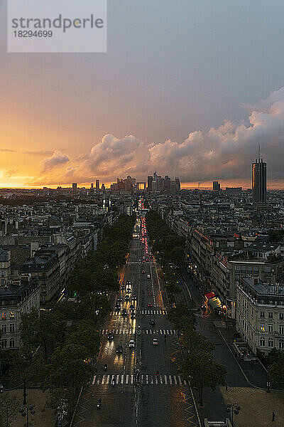 Frankreich  Ile-de-France  Paris  Verkehr entlang der Stadtstraße  gesehen von der Spitze des Arc de Triomphe bei Sonnenuntergang