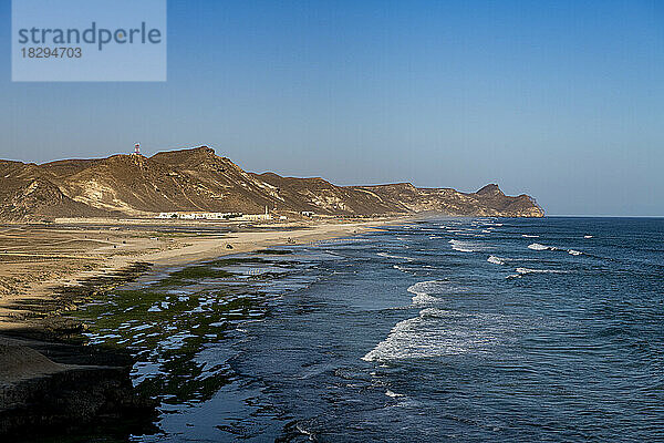 Oman  Dhofar  Salalah  Blick auf den Strand von Mughsail und das blaue Wasser des Arabischen Meeres