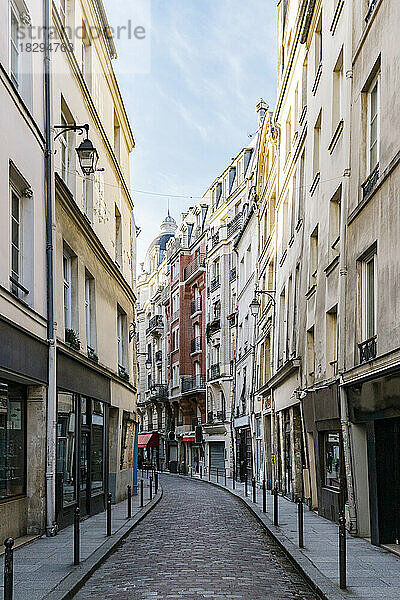 Frankreich  Ile-de-France  Paris  schmale Straße  die sich zwischen Reihen von Wohngebäuden erstreckt