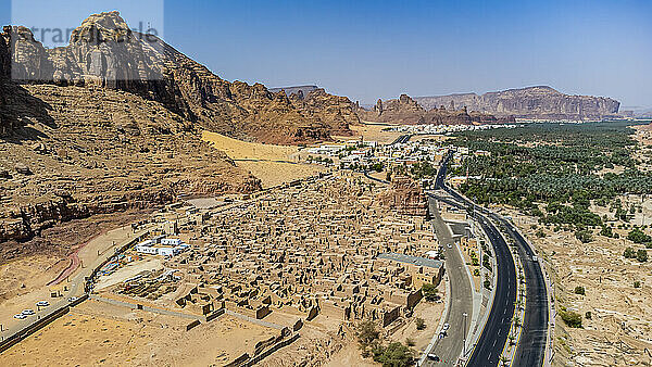 Saudi-Arabien  Al-Ula  Luftaufnahme der Wüstenaltstadt mit Oase im Hintergrund
