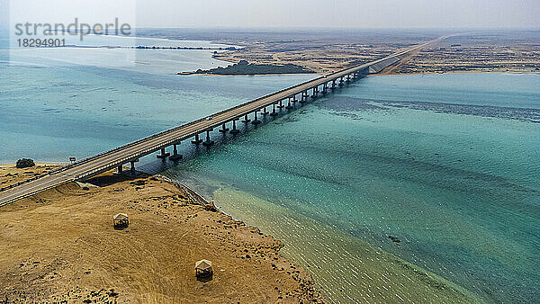 Saudi-Arabien  Provinz Jazan  Luftaufnahme einer Brücke  die zwei Inseln im Archipel der Farasan-Inseln verbindet