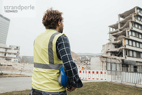 Arbeiter schaut sich die Baustelle an