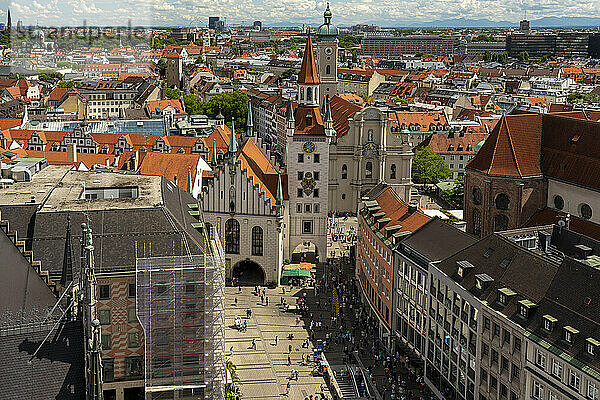 Deutschland  München  Altes Rathaus mit der Heilig-Geist-Kirche im Hintergrund