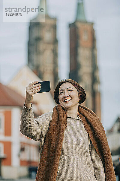 Glückliche reife Frau  die Selfie mit dem Smartphone macht