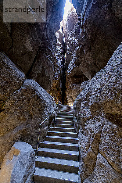 Saudi-Arabien  Ostprovinz  Al-Hofuf  Stufen in der Höhle von Jabal Al-Qarah