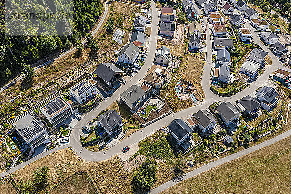 Deutschland  Baden-Württemberg  Bad Herrenalb  Luftaufnahme eines neuen modernen Entwicklungsgebiets im Sommer