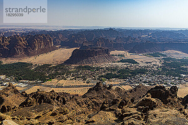 Saudi-Arabien  Al-Ula  Blick auf eine riesige Oase  die sich entlang des Wüstentals erstreckt