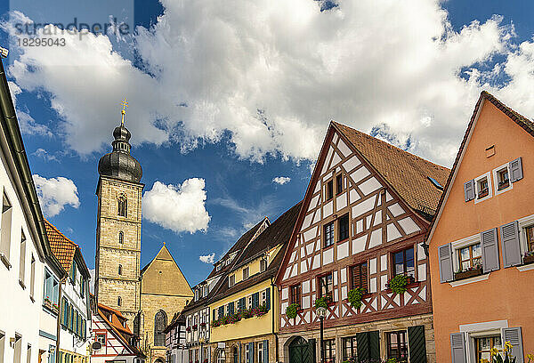 Deutschland  Bayern  Forchheim  historische Häuser mit Glockenturm der St.-Martins-Kirche im Hintergrund