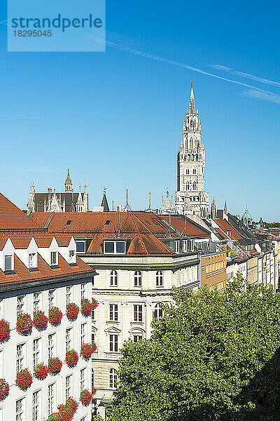 Deutschland  München  Altstadtwohnungen mit Turm des Neuen Rathauses im Hintergrund