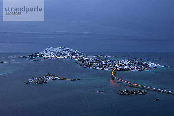 Norwegen  Troms und Finnmark  Tromso  Luftaufnahme der Sommaroy-Brücke in der Abenddämmerung