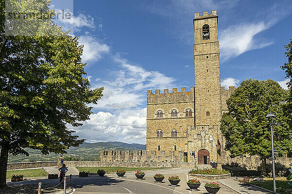 Italien  Toskana  Poppi  Außenansicht des Castello dei Conti Guidi im Sommer