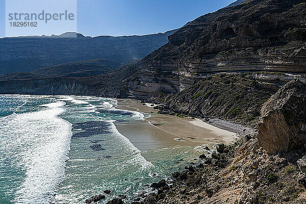 Oman  Dhofar  Salalah  Fazayah Beach und die umliegenden Klippen