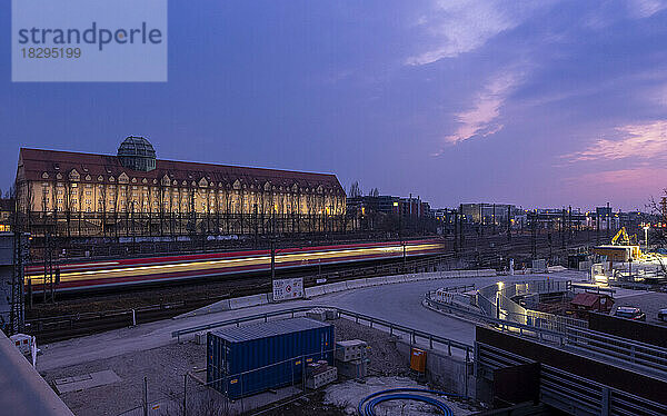Deutschland  Bayern  München  fahrender Zug von der Donnersbergerbrücke aus in der Abenddämmerung gesehen