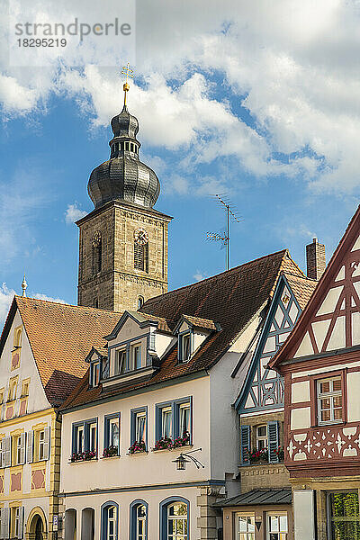 Deutschland  Bayern  Forchheim  historische Häuser mit Glockenturm der St.-Martins-Kirche im Hintergrund
