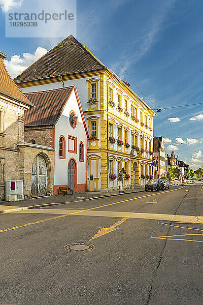 Deutschland  Bayern  Forchheim  Nürnberger Straße mit dem Büro des Staatlichen Schulamtes im Hintergrund
