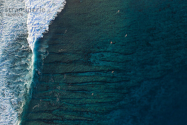 Luftaufnahme der plätschernden Meereswellen