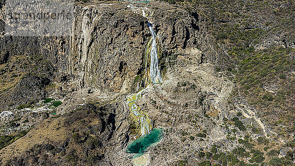 Oman  Dhofar  Salalah  Luftpanorama des Wasserfalls Wadi Darbat  der raue Klippen hinunterspritzt