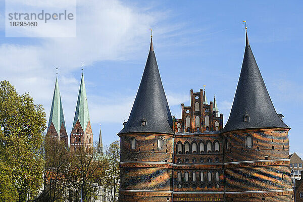 Deutschland  Schleswig-Holstein  Lübeck  Holstentor mit Türmen der Marienkirche im Hintergrund