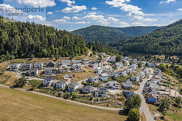 Deutschland  Baden-Württemberg  Bad Herrenalb  Luftaufnahme eines neuen modernen Entwicklungsgebiets mit bewaldeten Hügeln im Hintergrund