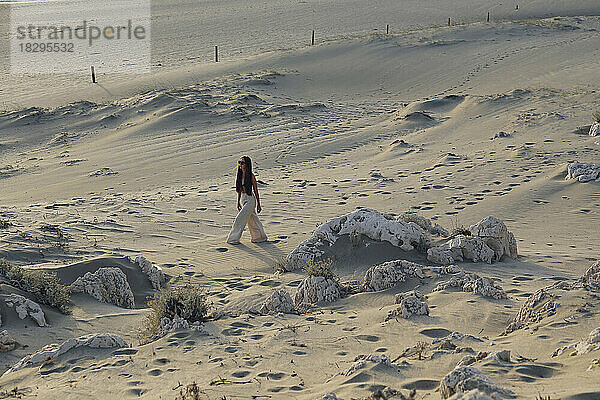 Frau läuft auf Sand am Strand  Patara  Türkei