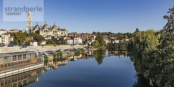 Frankreich  Nouvelle-Aquitaine  Perigueux  Fluss Isle mit der Kathedrale von Perigueux