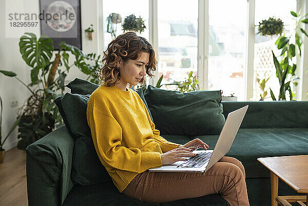 Freiberufler arbeitet zu Hause am Laptop