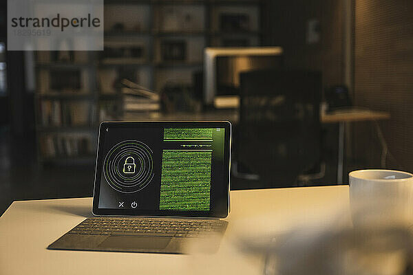 Tablet-PC mit Sicherheitssystem und Daten auf dem Bildschirm im Büro