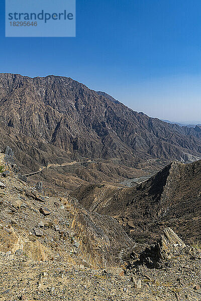 Saudi-Arabien  Al-Baha-Straße schlängelt sich durch felsige Berge