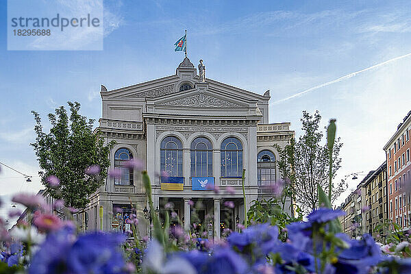 Deutschland  Bayern  München  Fassade des Gärtnerplatztheaters mit Blumenbeet im Vordergrund