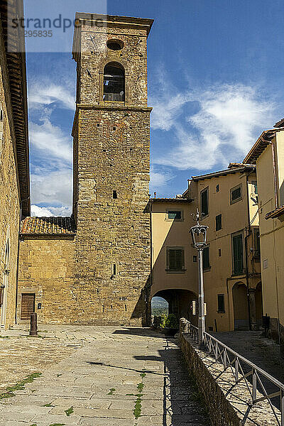 Italien  Toskana  Poppi  Glockenturm der Kirche Chiesa di San Fedele