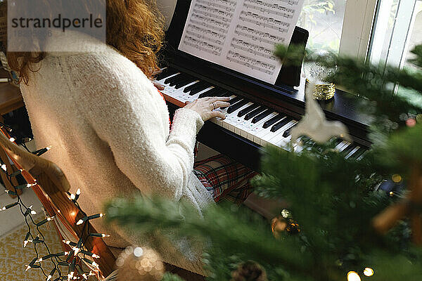 Frau hat Spaß daran  zu Hause Klavier zu spielen