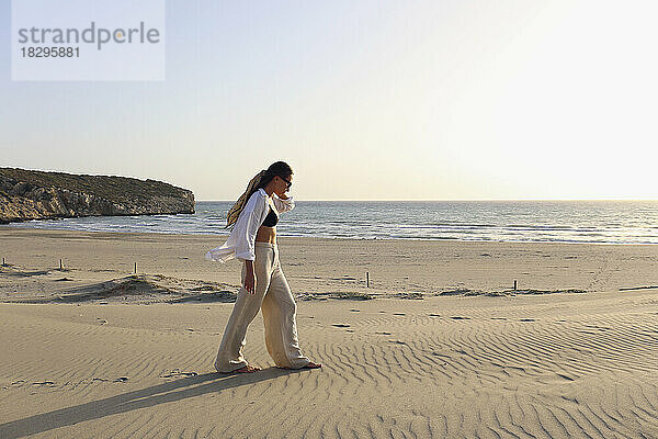 Junge Frau läuft auf Sand am Strand  Patara  Türkei
