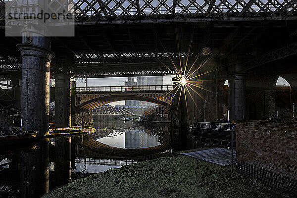 Großbritannien  England  Manchester  Kanal und Brücken in Castlefield bei Sonnenuntergang