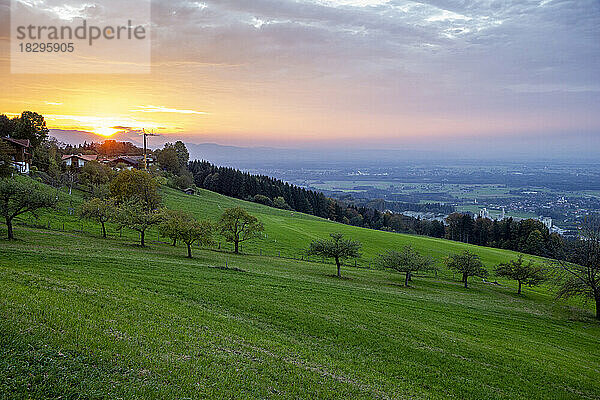 Malerischer Blick auf den Hügel unter bewölktem Himmel bei Sonnenuntergang