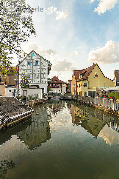 Deutschland  Bayern  Forchheim  Häuser spiegeln sich im Alten Kanal