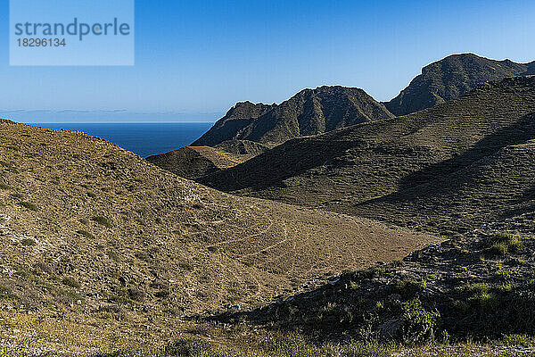 Oman  Dhofar  Blick auf braune Wüstenberge
