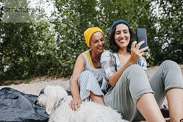 Glückliche Frauen  die im Park ein Selfie mit dem Handy machen
