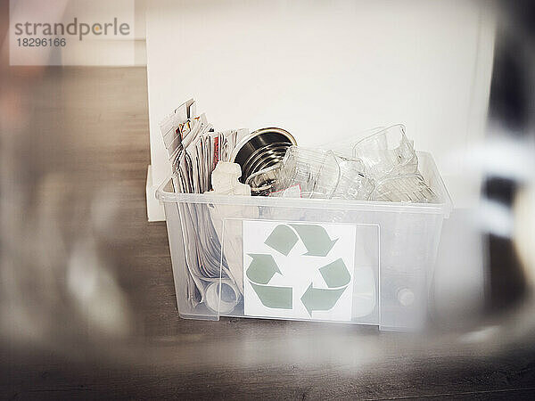 Recyclingbox gefüllt mit Altpapier und Plastik
